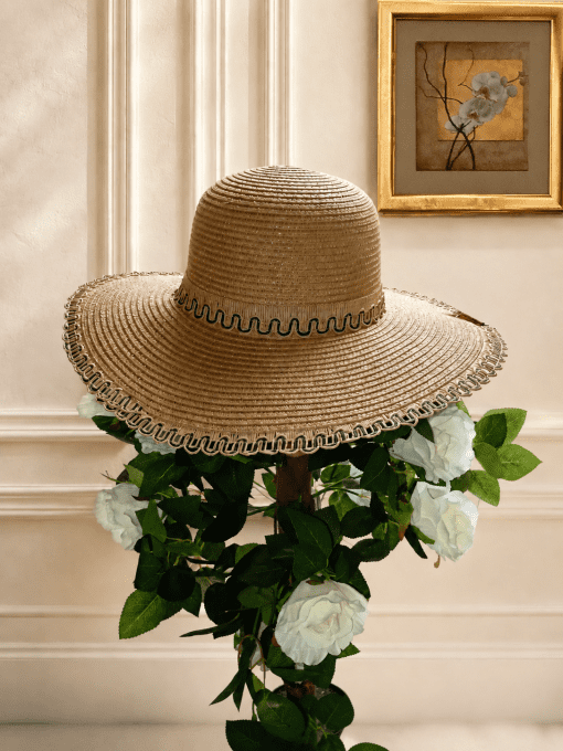 Capeline en paille tressée beige – bordure contrastée