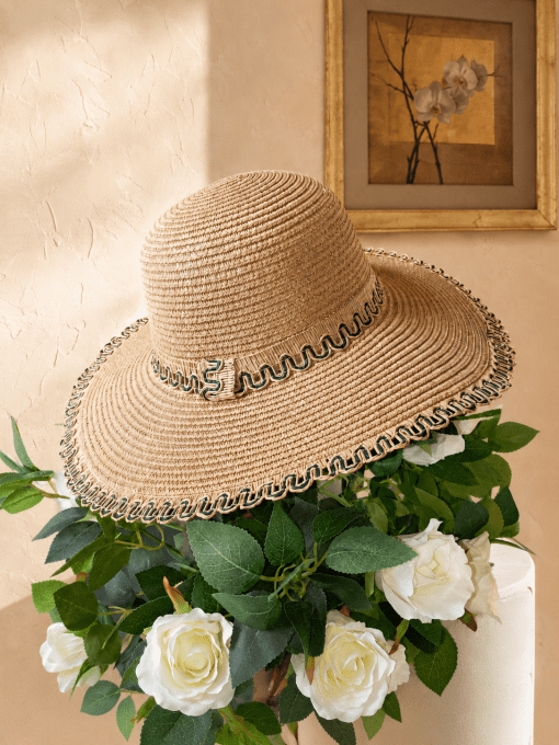 Capeline en paille tressée beige – bordure contrastée
