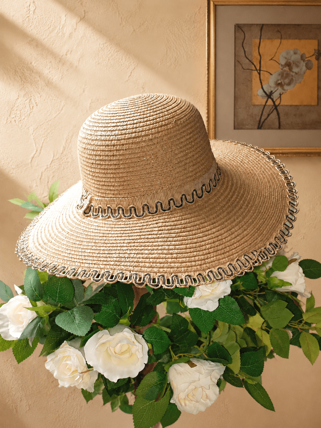 Capeline en paille tressée beige – bordure contrastée
