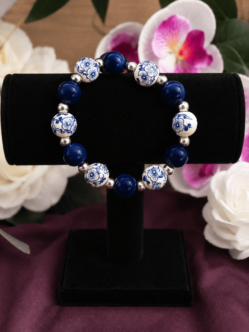 Bracelet perlé en céramique bleue et blanche – Style Porcelaine Élégante