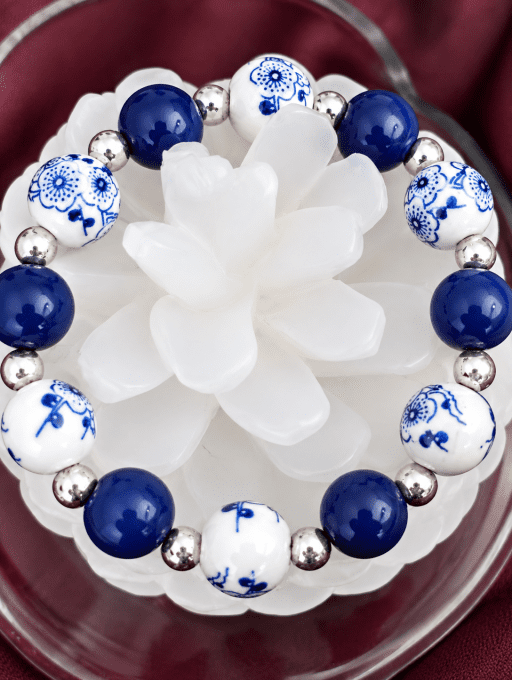 Bracelet perlé en céramique bleue et blanche – Style Porcelaine Élégante