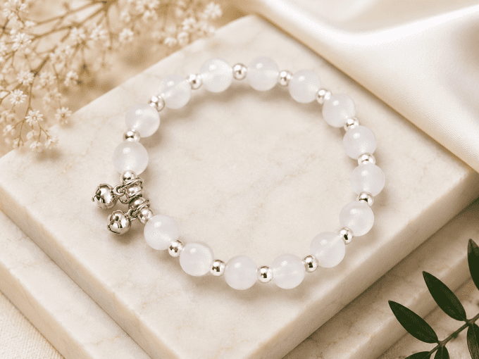 Bracelet élastique à perles blanches et détails argentés