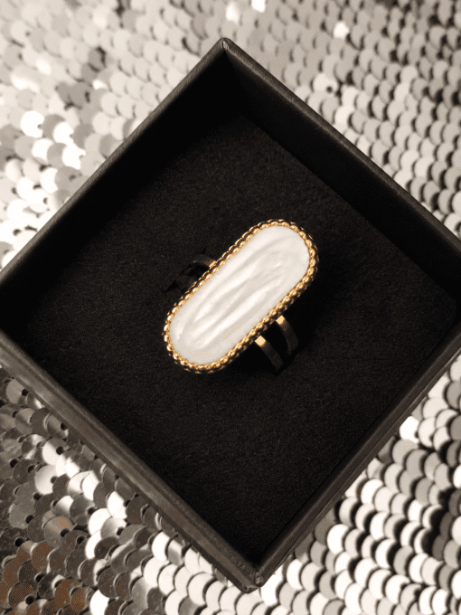 Bague ovale dorée nacrée