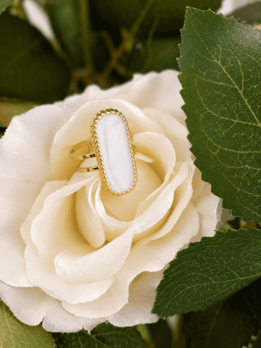 Bague ovale dorée nacrée