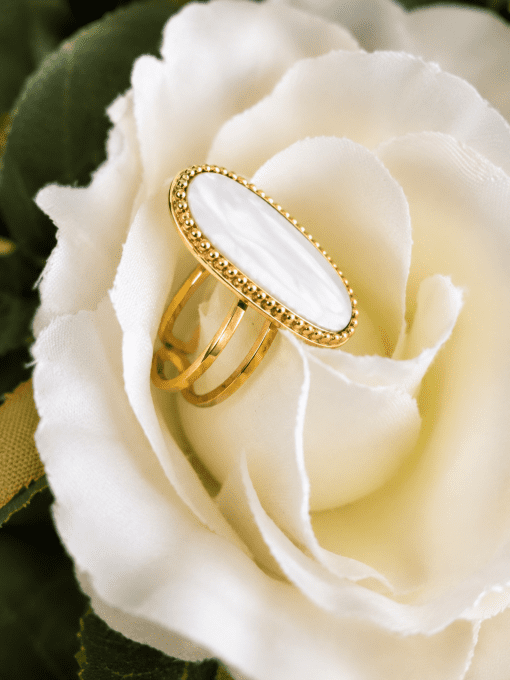 Bague ovale dorée nacrée