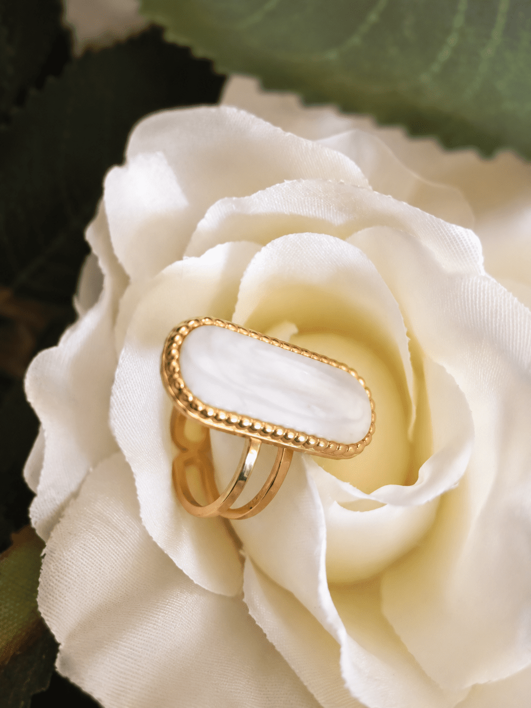 Bague ovale dorée nacrée