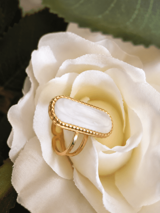 Bague ovale dorée nacrée