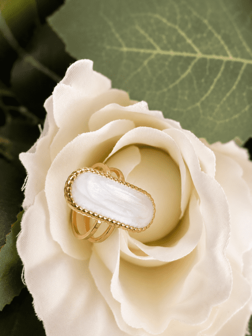 Bague ovale dorée nacrée