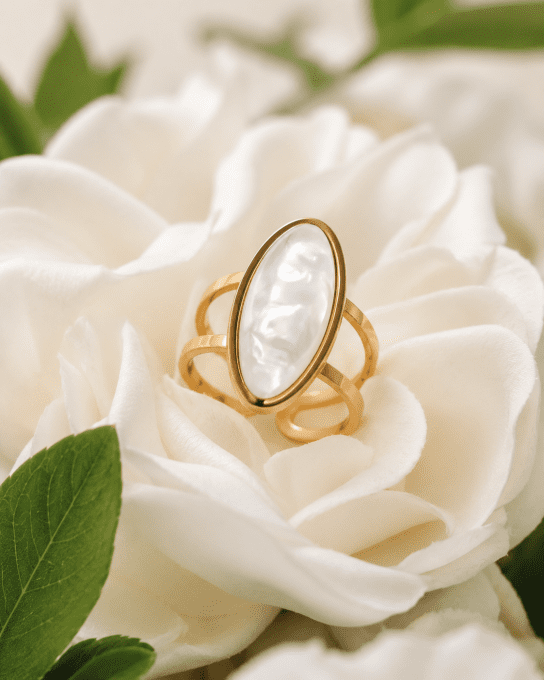 Bague dorée ajustable à pierre ovale nacrée