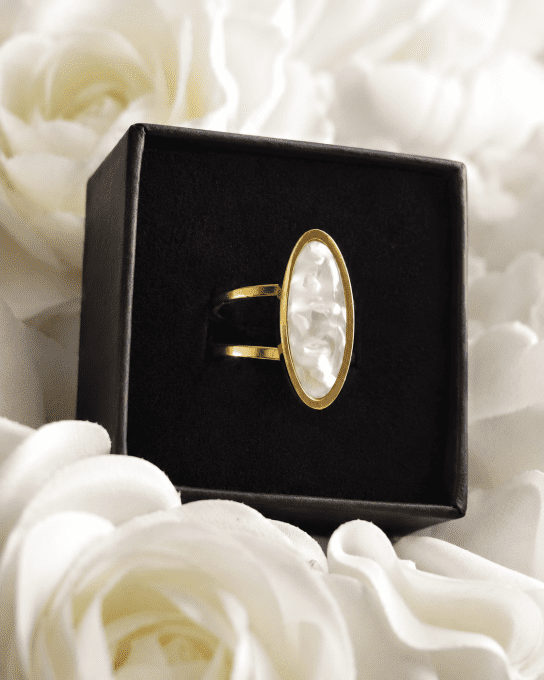 Bague dorée ajustable à pierre ovale nacrée