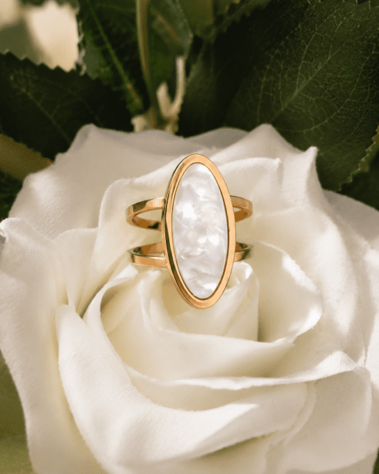 Bague dorée ajustable à pierre ovale nacrée