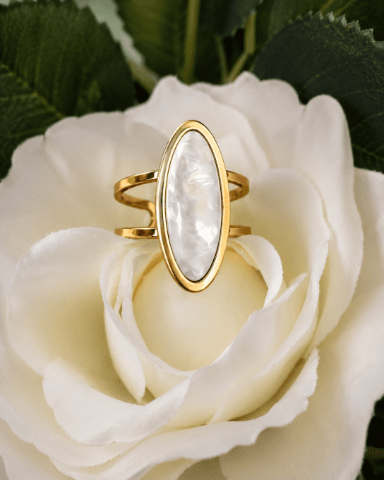 Bague dorée ajustable à pierre ovale nacrée