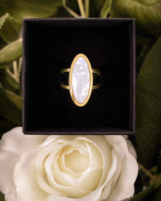 Bague dorée ajustable à pierre ovale nacrée