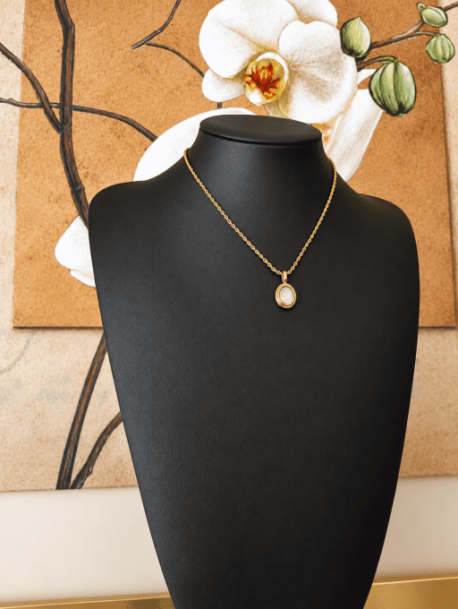 Collier Médaillon Ovale Doré en Acier Inoxydable
