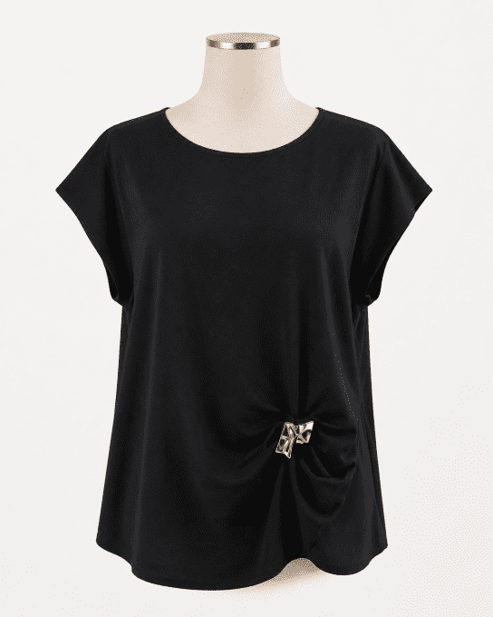 Tunique avec broche dorée 