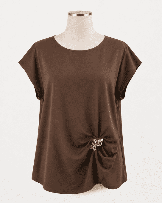 Tunique avec broche dorée 