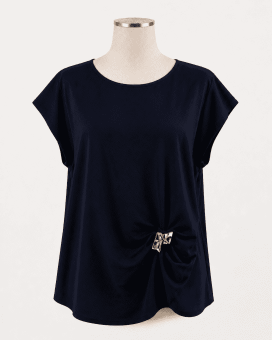 Tunique avec broche dorée 