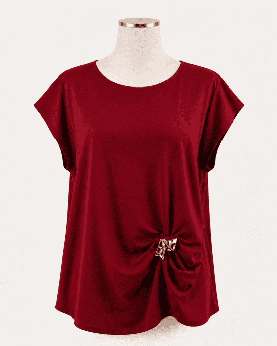 Tunique avec broche dorée 