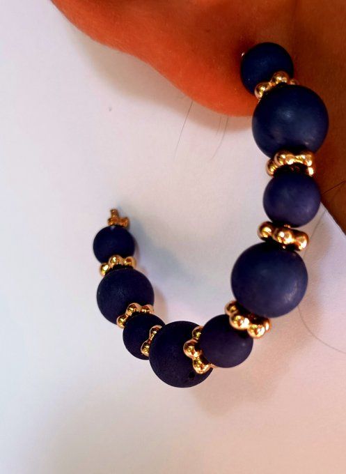 Créoles perlées bleu marine mat – Style Bohème Chic